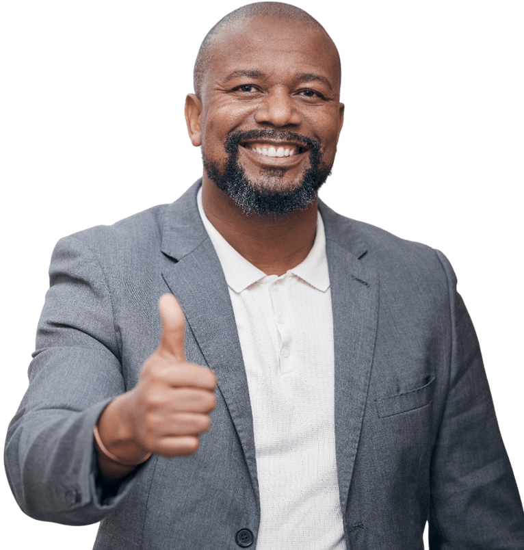 Un homme souriant portant un blazer gris et un polo blanc fait un geste de pouce levé, exprimant satisfaction ou approbation.
